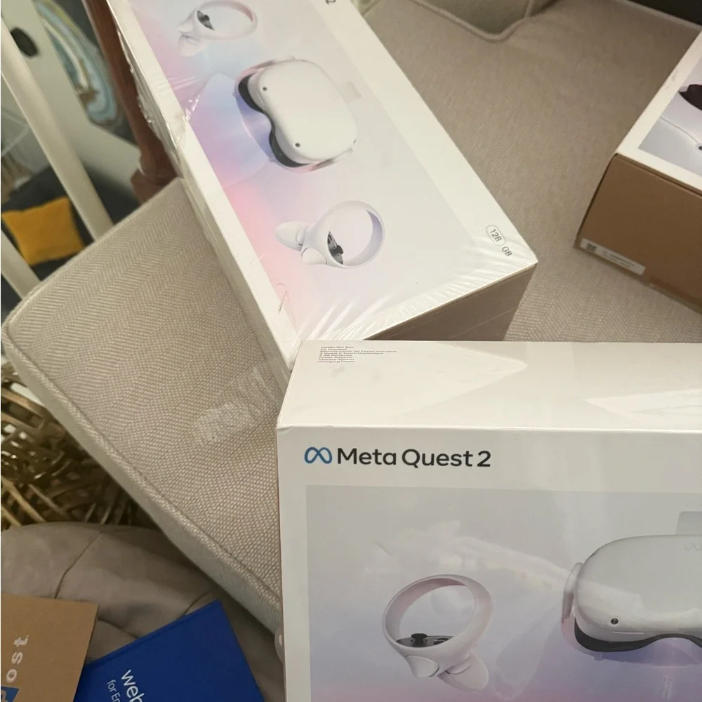 VR Headset with Controllers - White